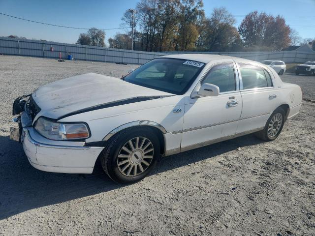 Global Auto Auctions: 2004 LINCOLN TOWN CAR E