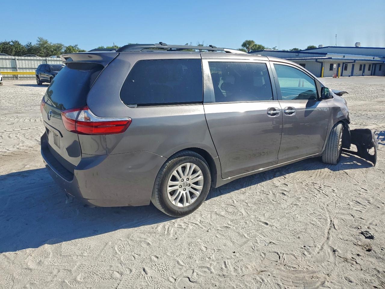 Lot #3301793382 2015 TOYOTA SIENNA XLE