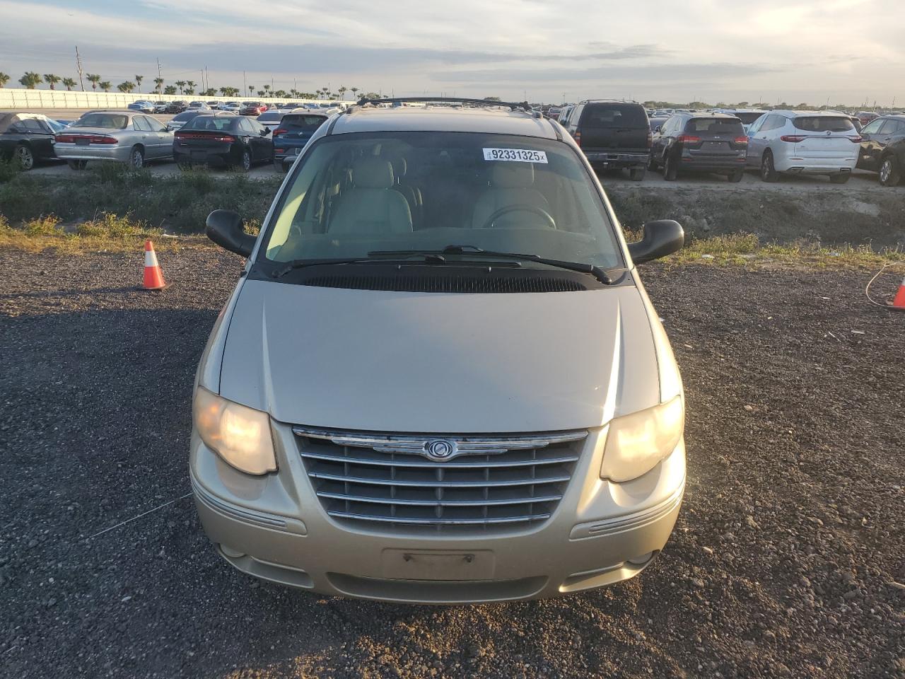 Lot #3318999325 2005 CHRYSLER TOWN & COU