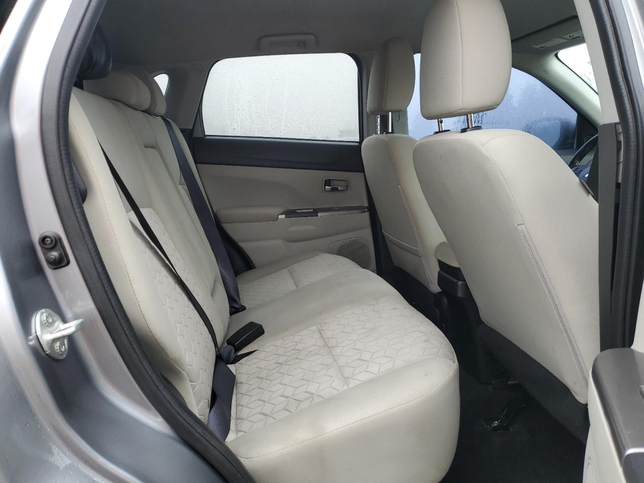 MITSUBISHI OUTLANDER SE