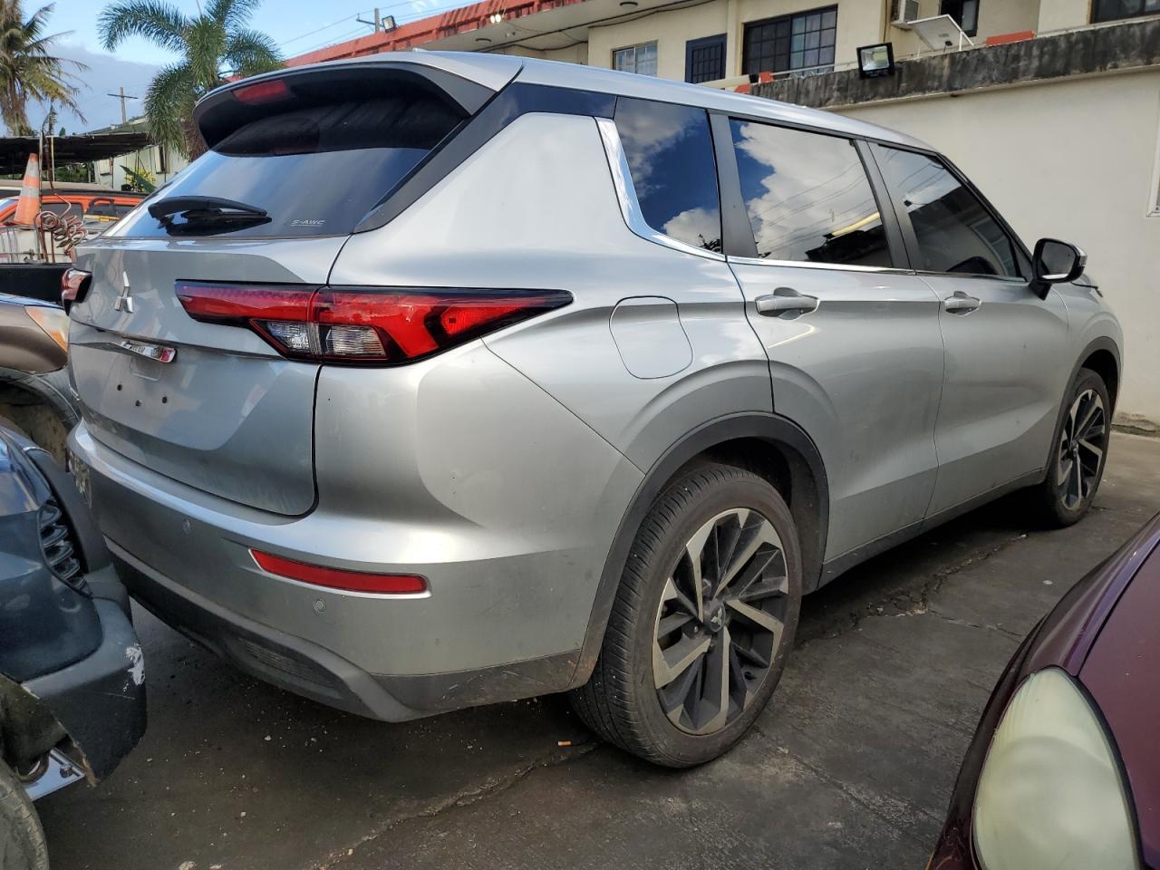 MITSUBISHI OUTLANDER ES