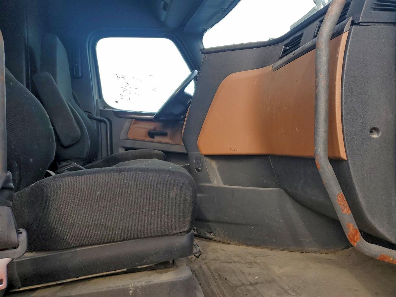 Lot #3305312305 2018 FREIGHTLINER CASCADIA 1