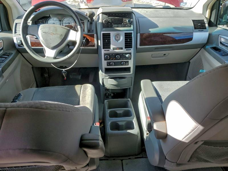 2010 CHRYSLER TOWN & COU #3302729017