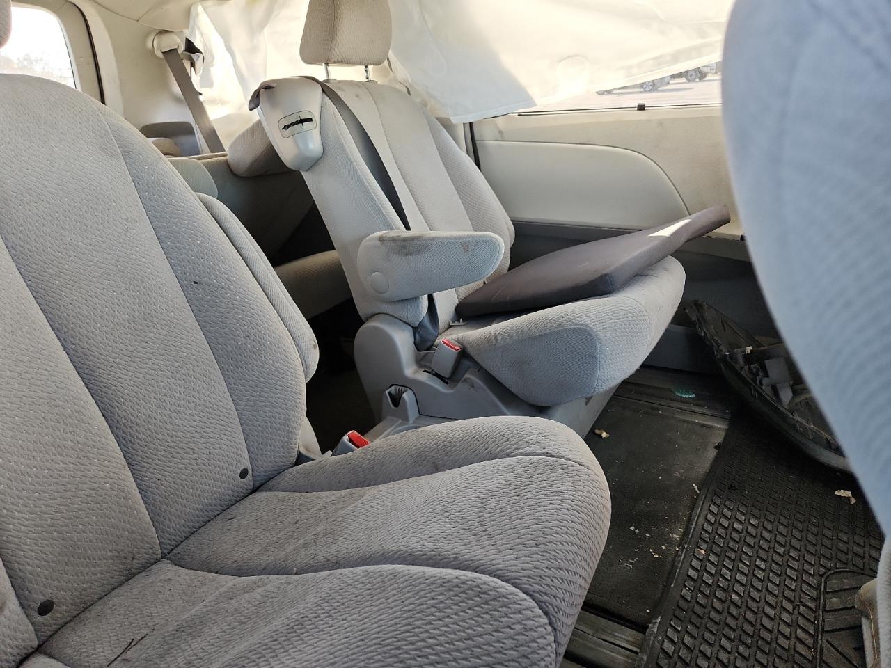 Lot #3301775374 2014 TOYOTA SIENNA LE