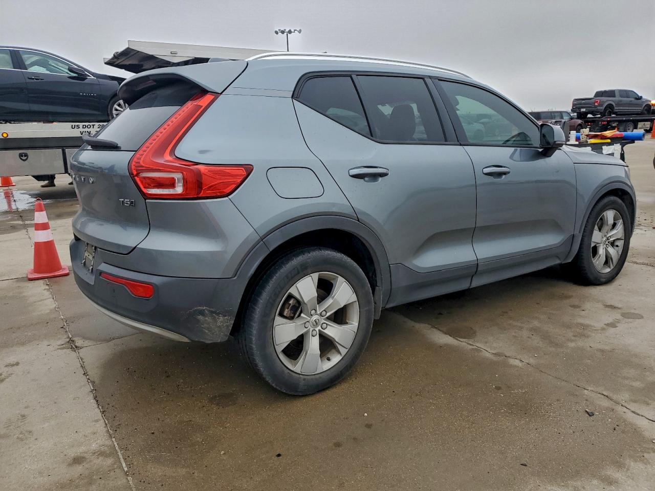 VOLVO XC40 T5 MOMENTUM