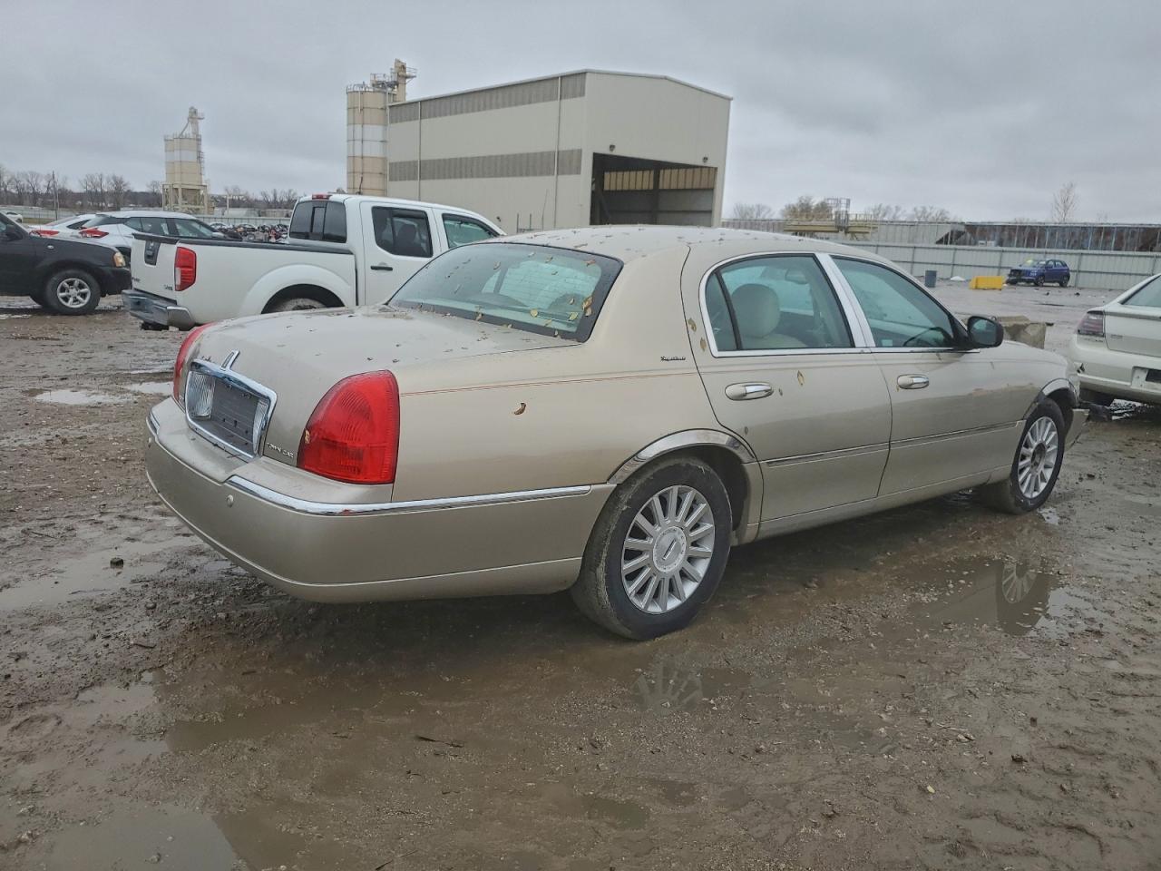 Lot #3296702738 2004 LINCOLN TOWN CAR E