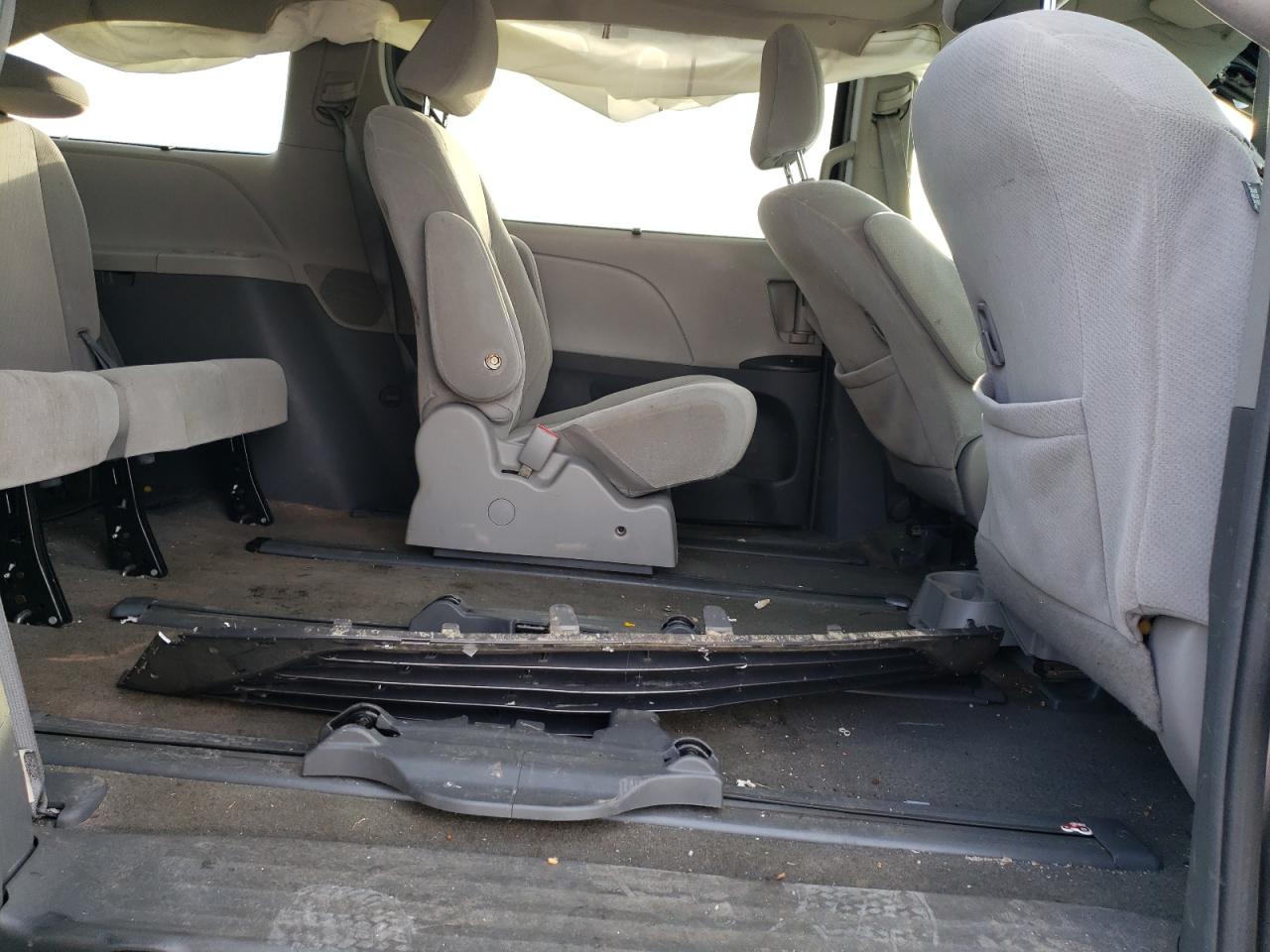 Lot #3308323190 2017 TOYOTA SIENNA LE