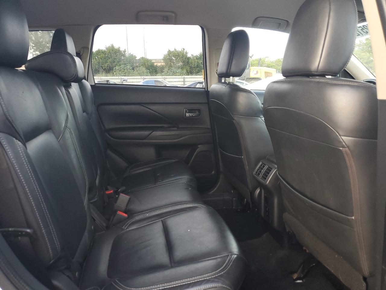 MITSUBISHI OUTLANDER SE