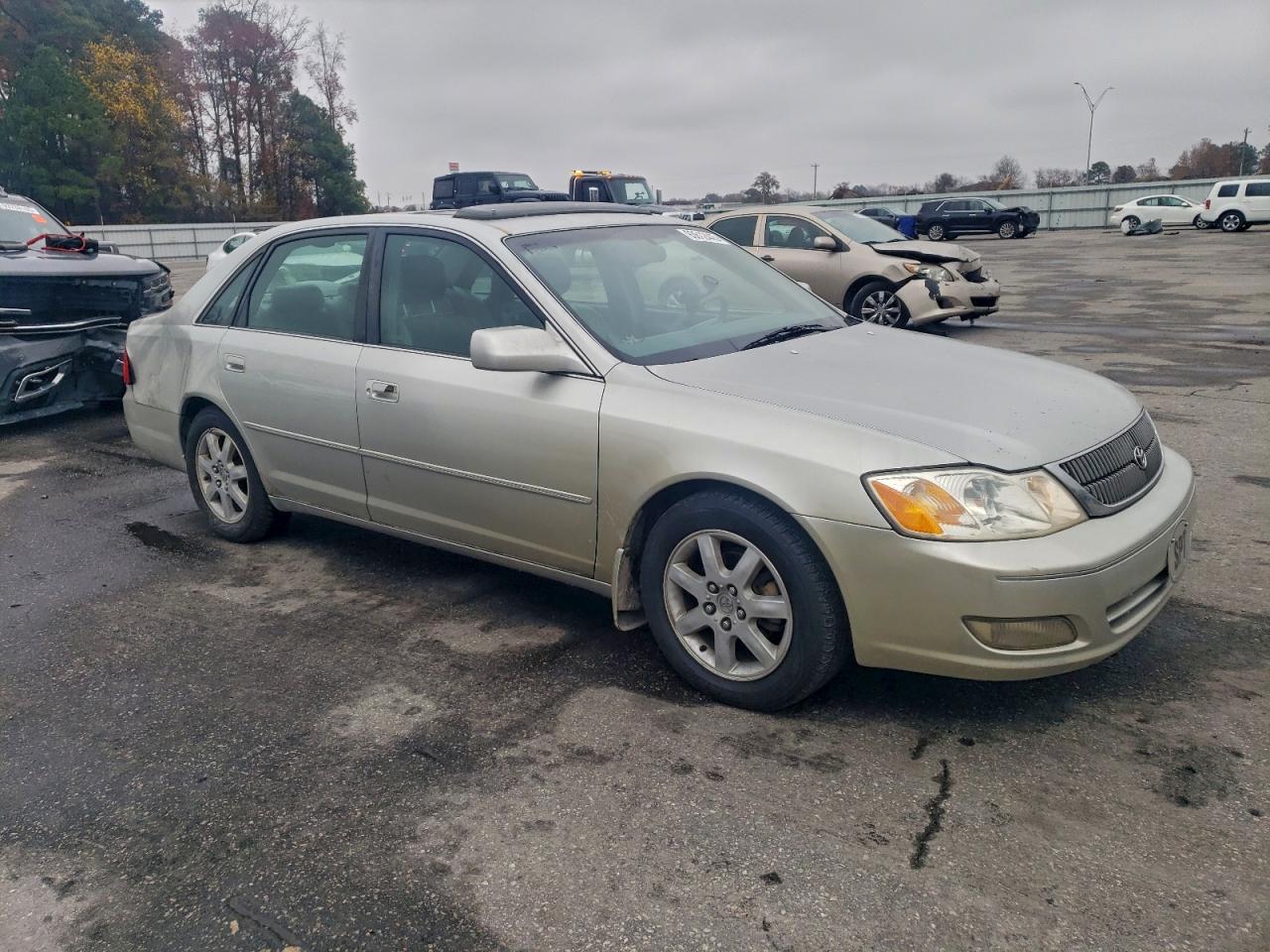 Lot #3298051208 2001 TOYOTA AVALON XL