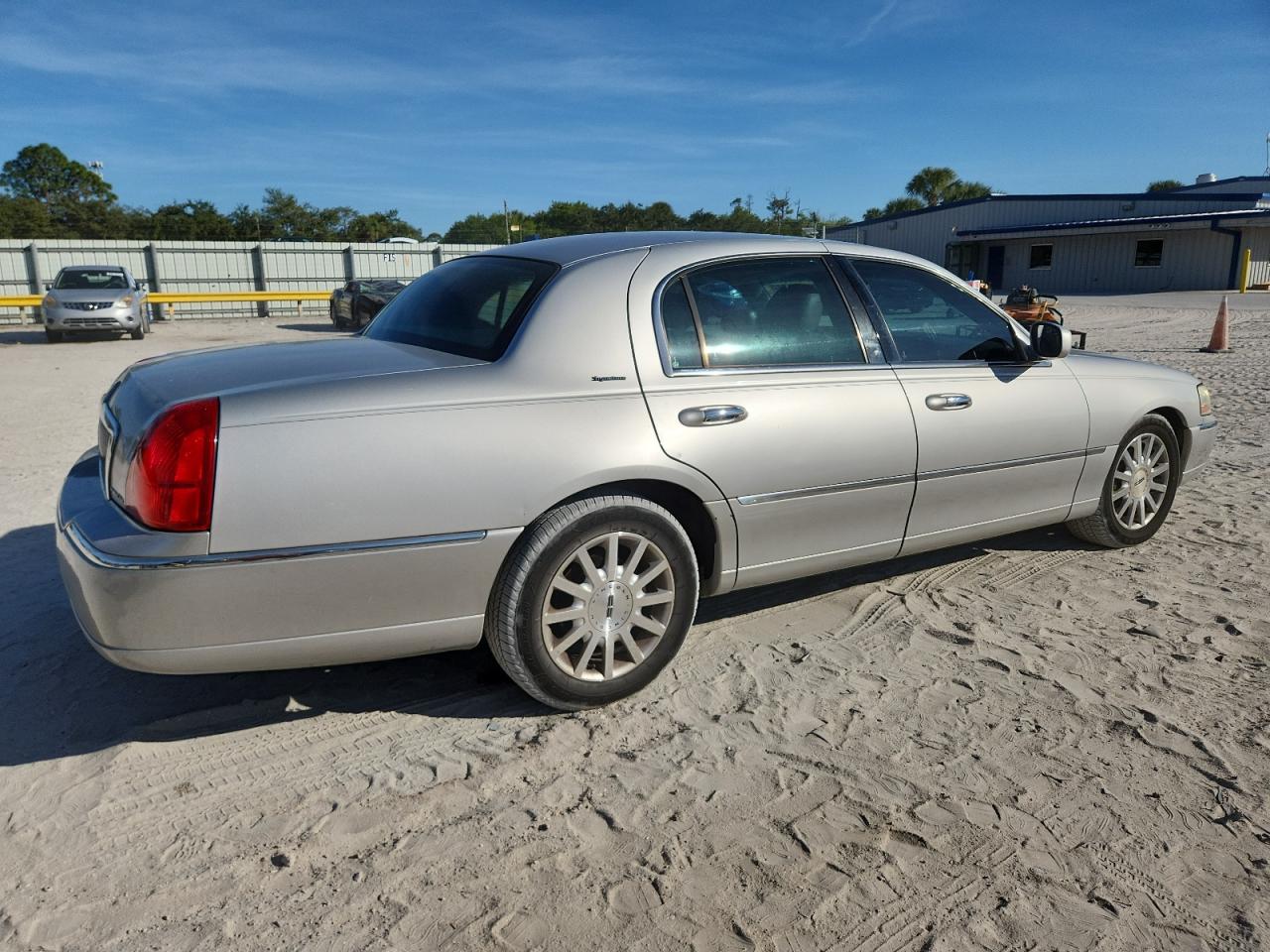 Lot #3301793377 2007 LINCOLN TOWN CAR S