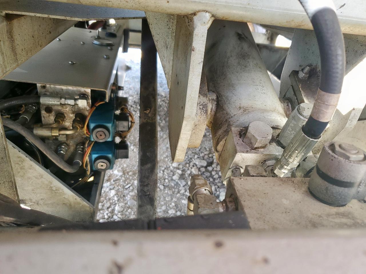 Lot #3302701000 2000 SKYJACK UNKNOWN