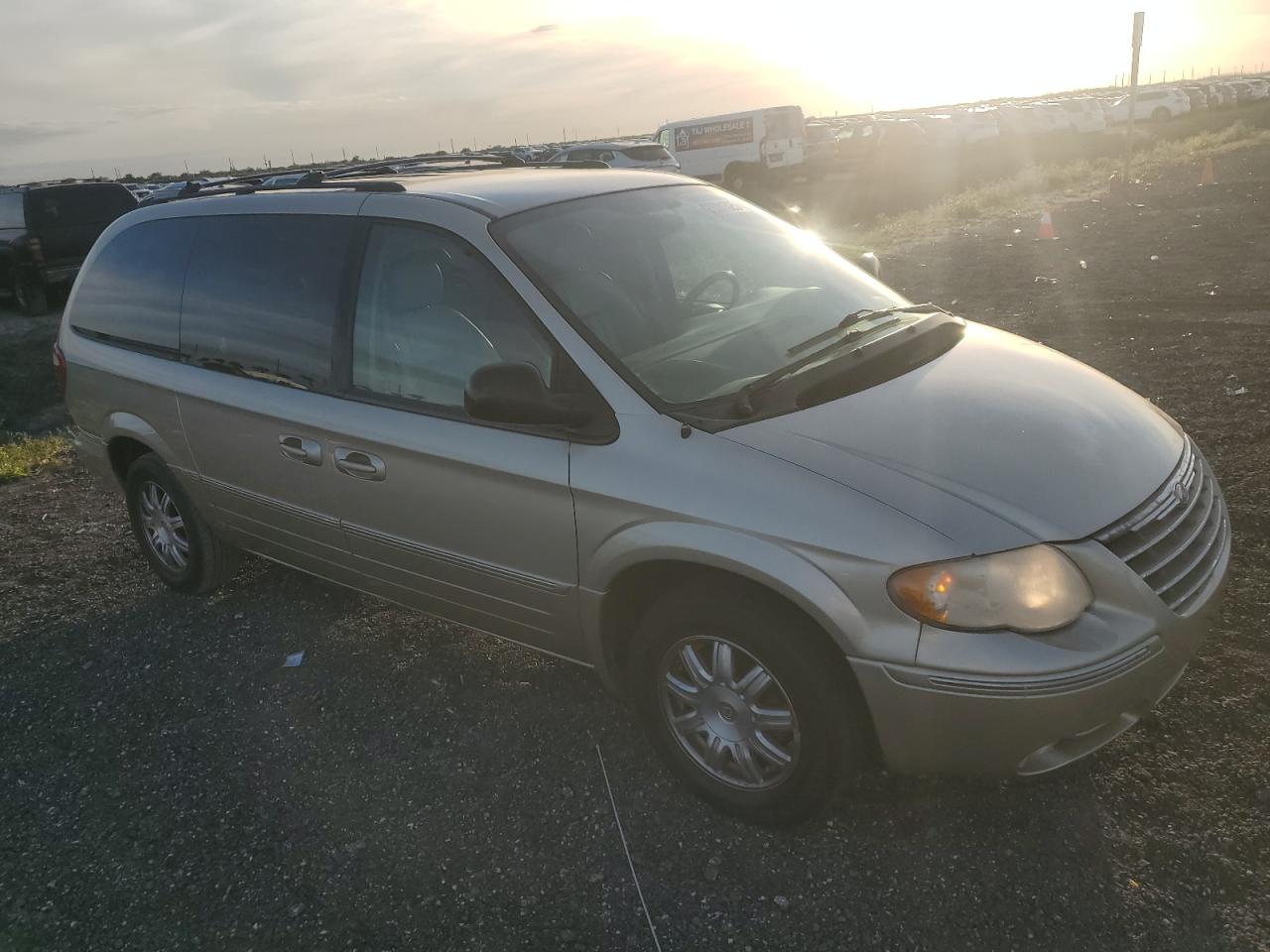Lot #3318999325 2005 CHRYSLER TOWN & COU