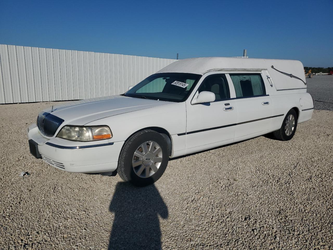 Lot #3297987078 2003 LINCOLN TOWN CAR E