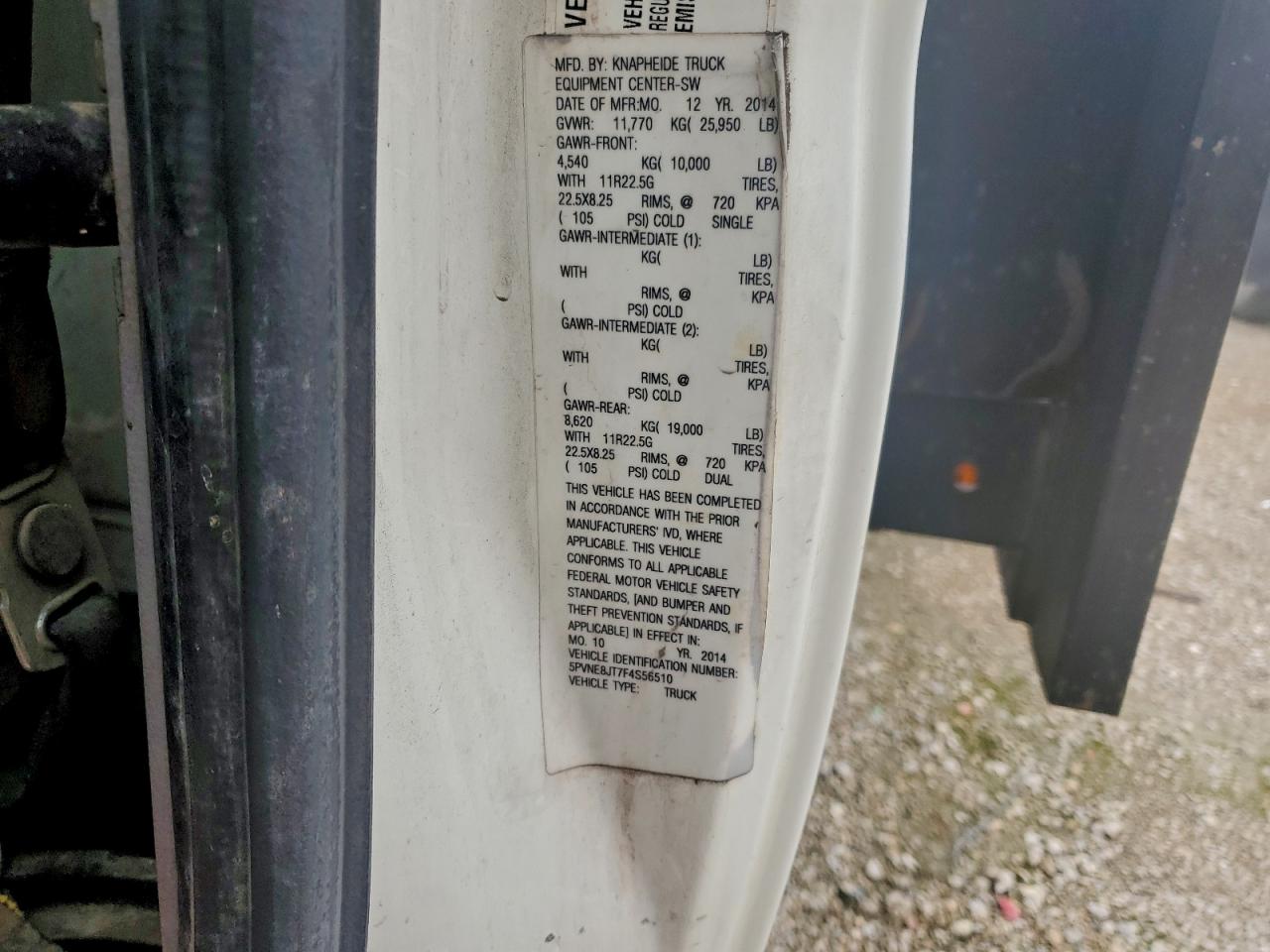 Lot #3305402303 2015 HINO 258/268