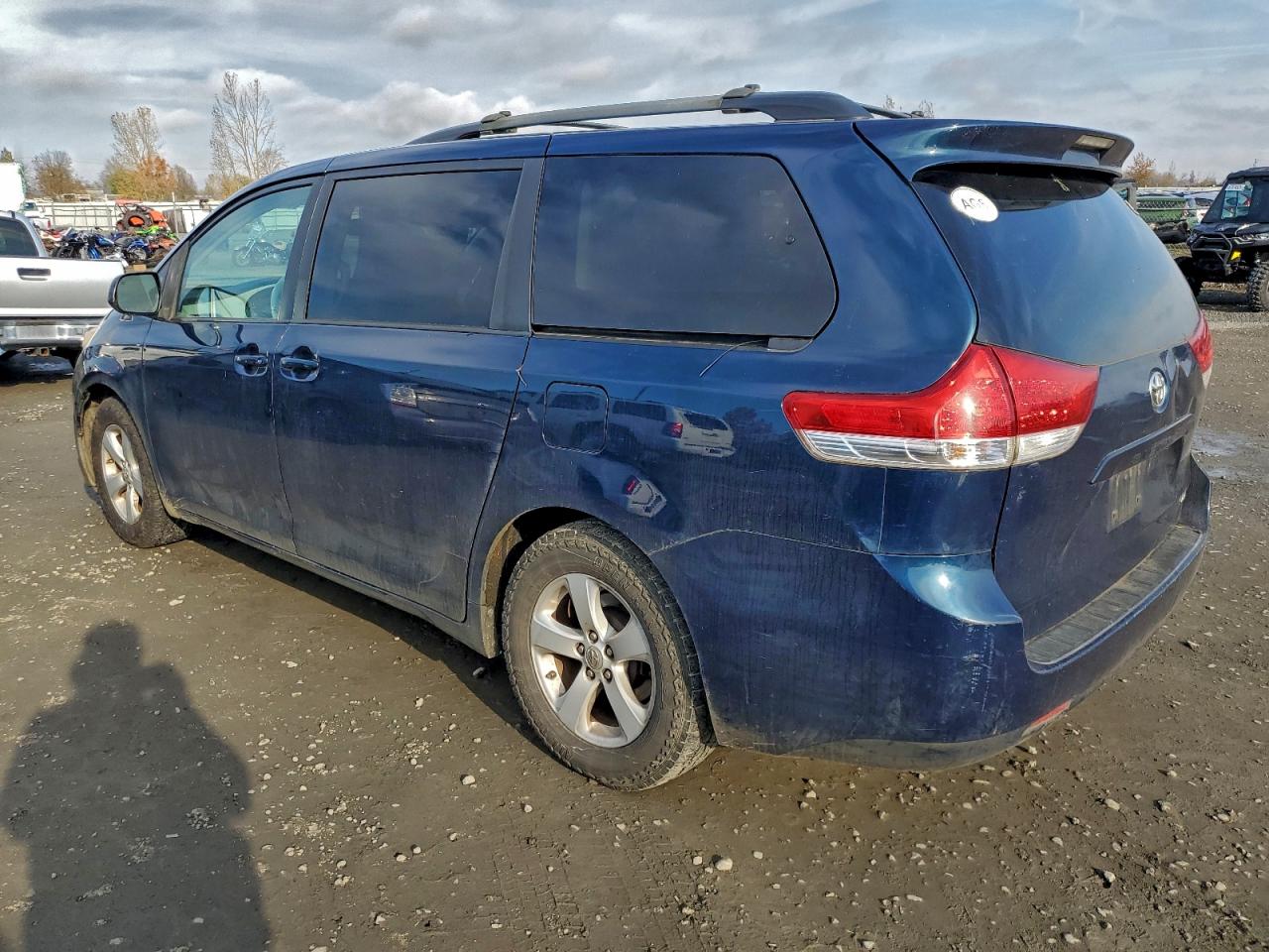 Lot #3301803327 2011 TOYOTA SIENNA LE