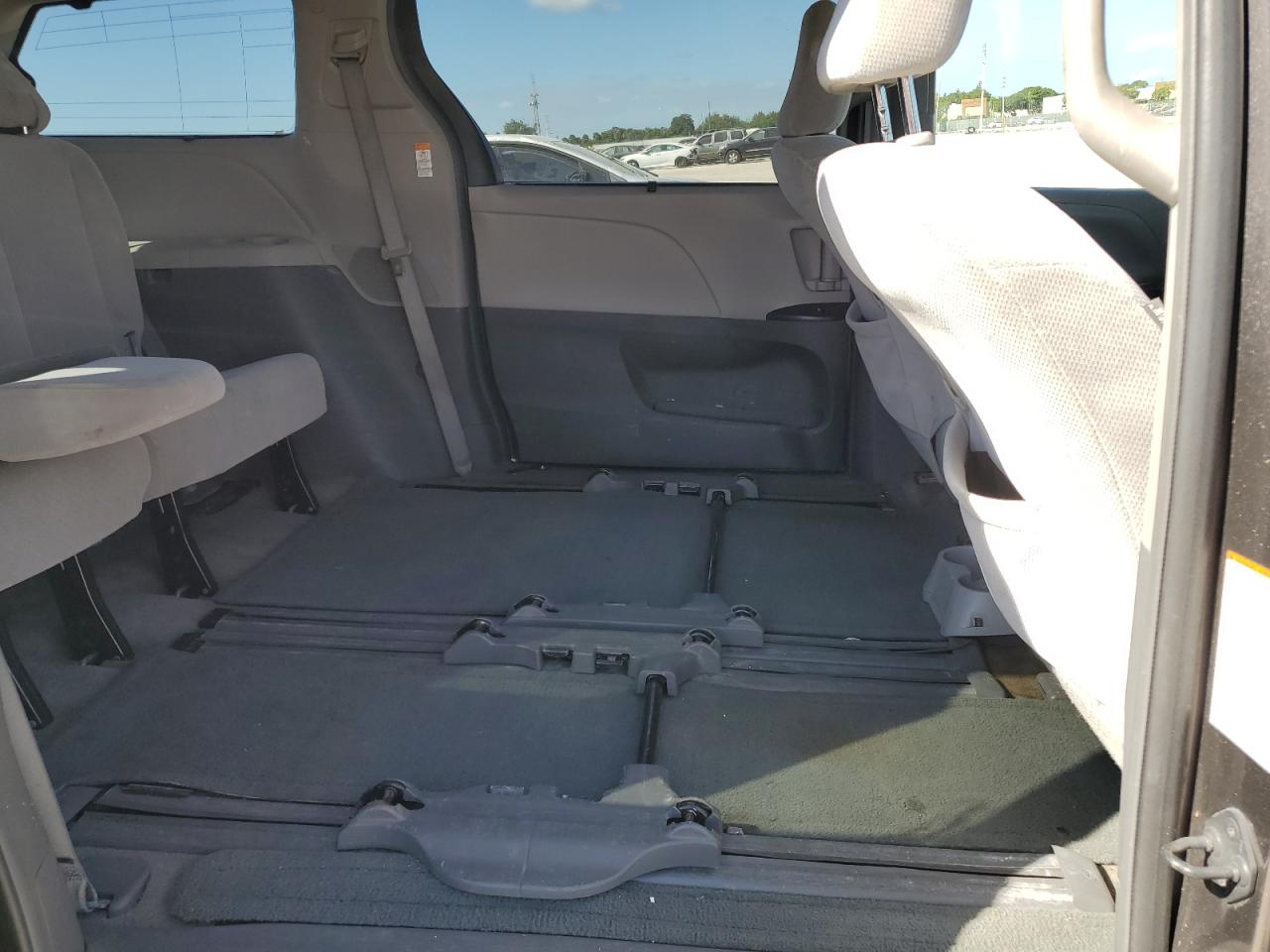 Lot #3315925092 2015 TOYOTA SIENNA LE