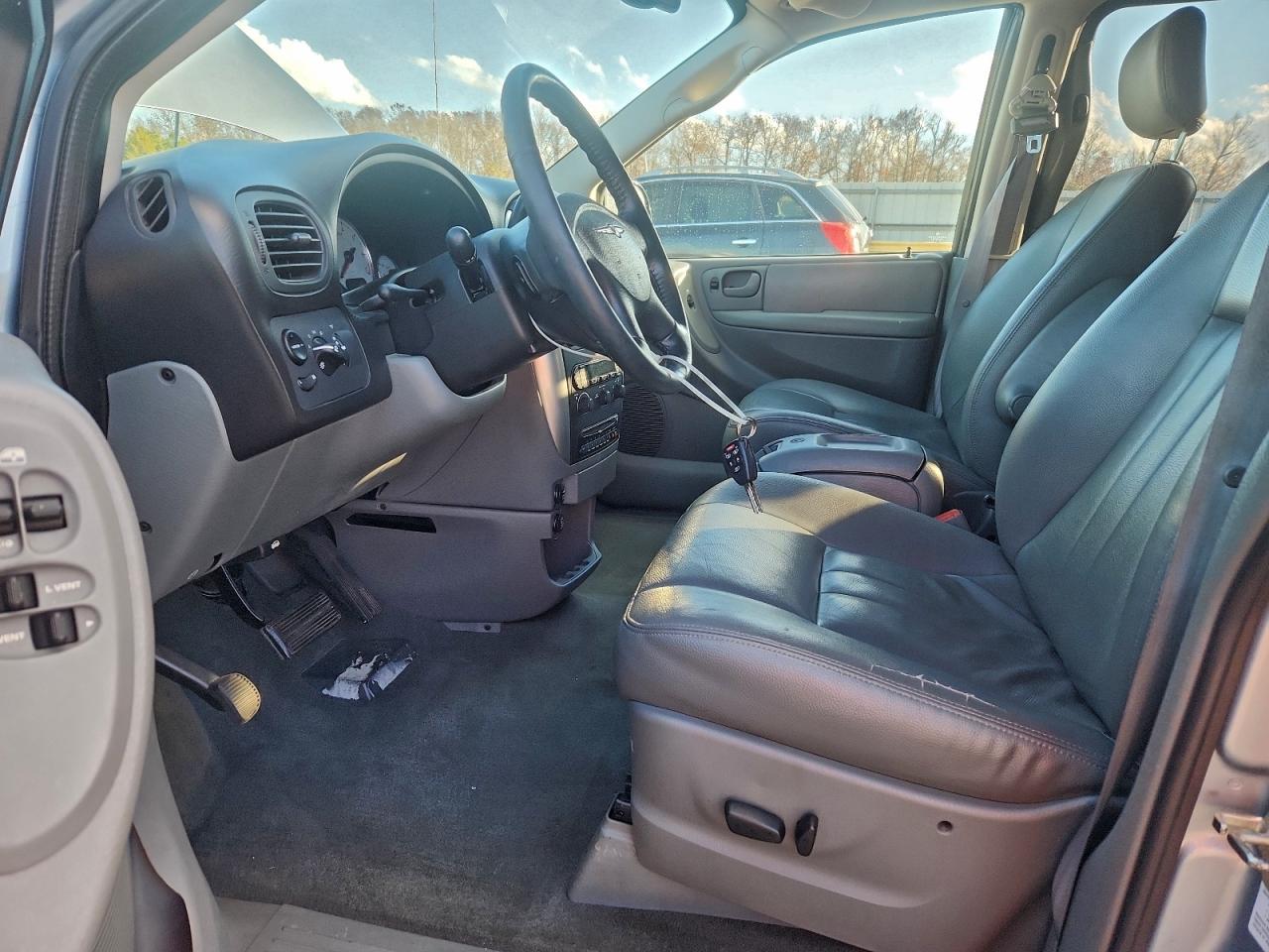 Lot #3297106529 2005 CHRYSLER TOWN & COU