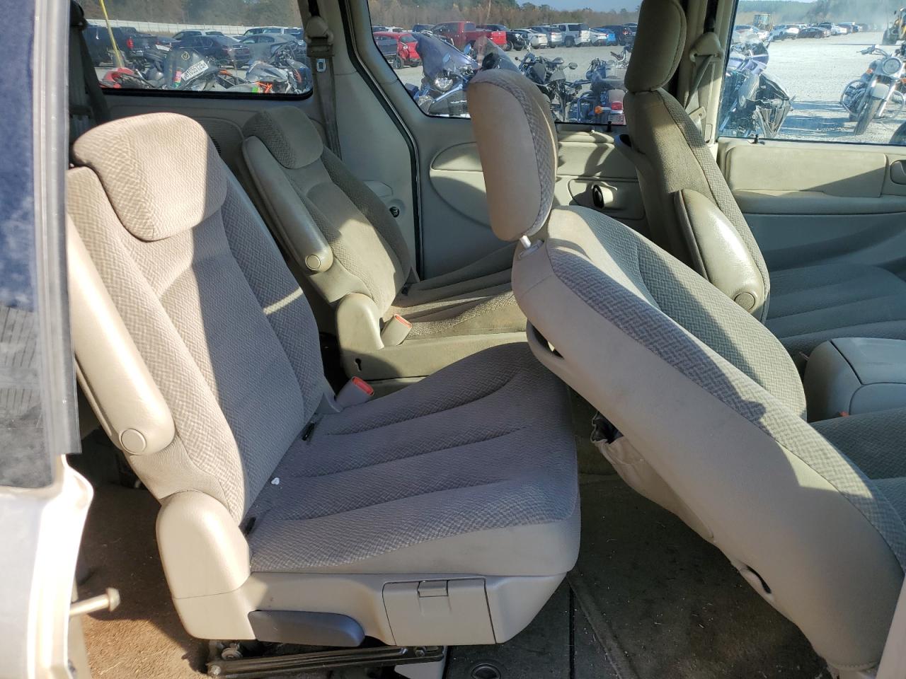 Lot #3282583917 2005 CHRYSLER TOWN & COU