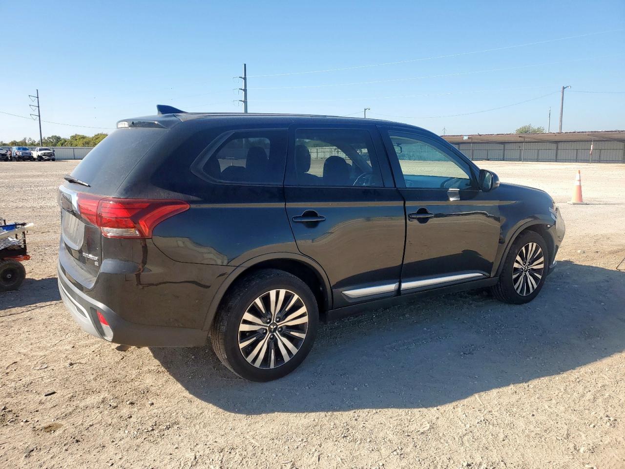 MITSUBISHI OUTLANDER SE