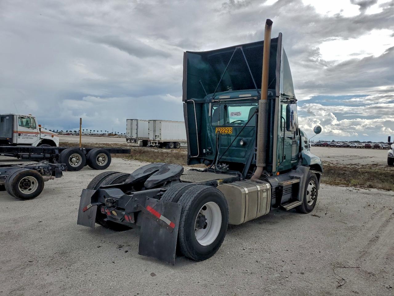 Lot #3302766342 2018 MACK CXU613