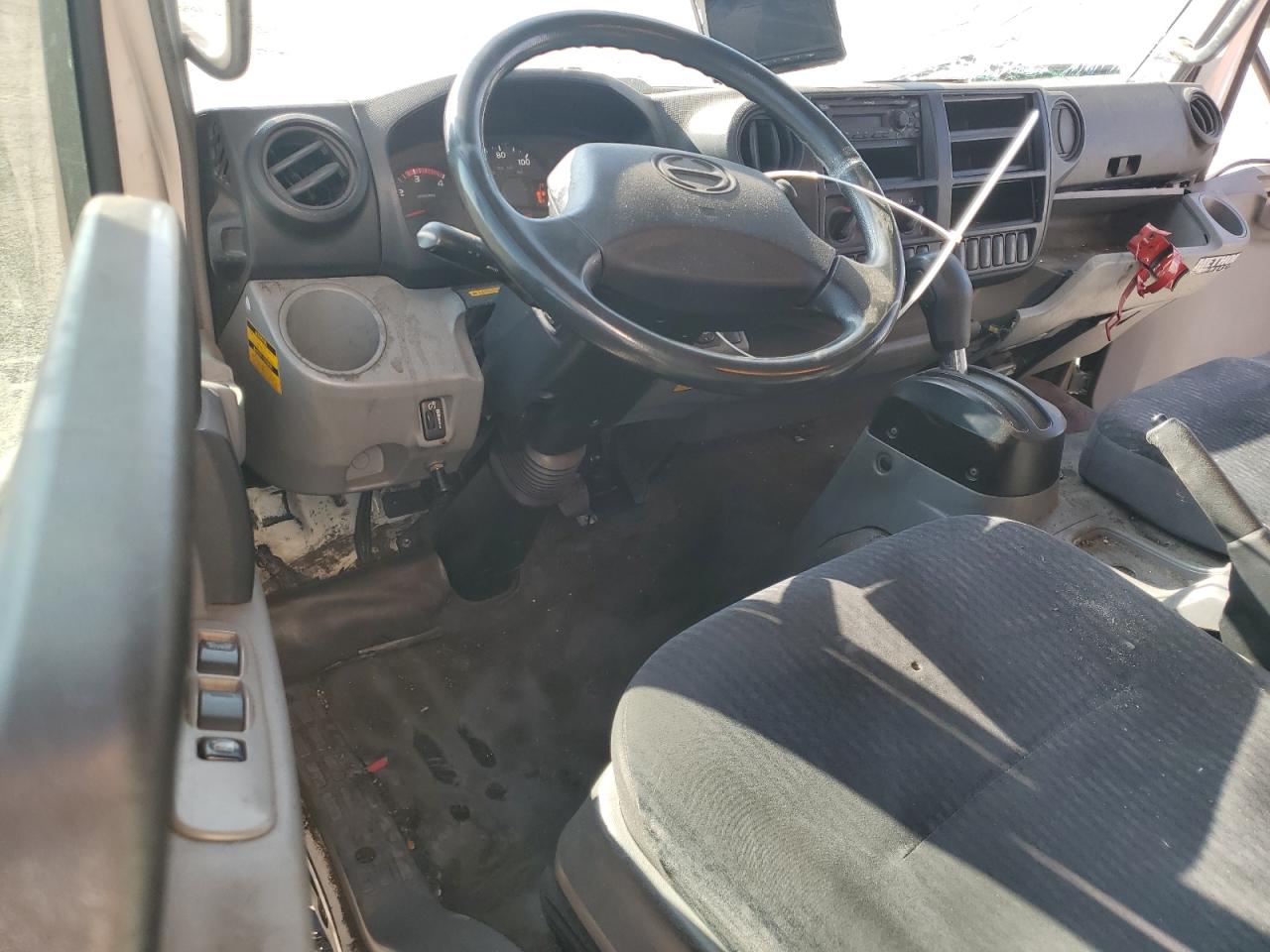 Lot #3293268464 2018 HINO 195