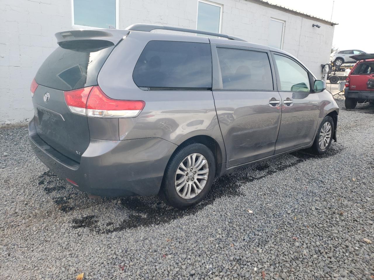 TOYOTA SIENNA XLE