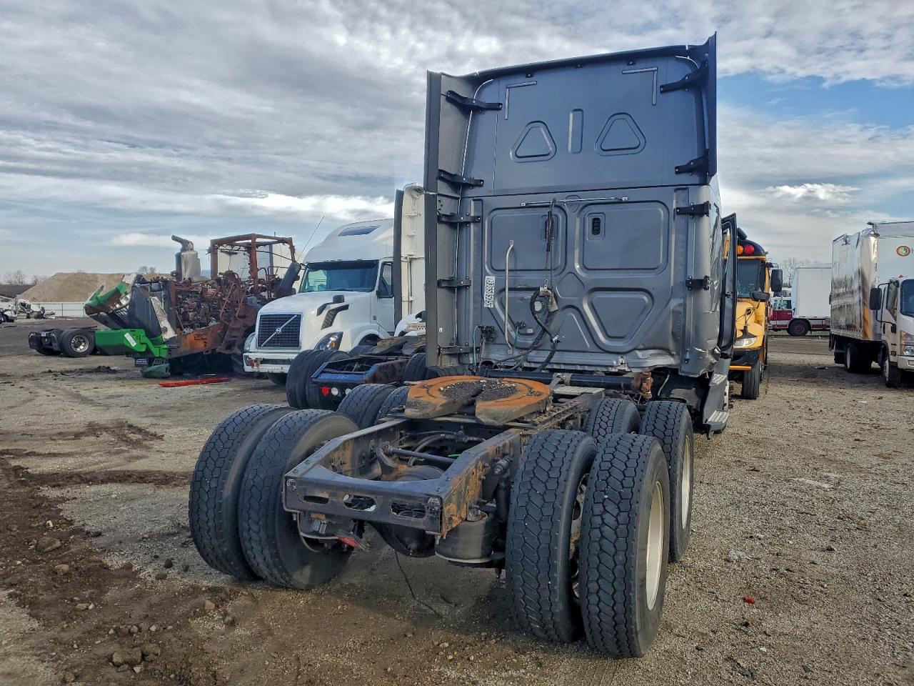 Lot #3305312305 2018 FREIGHTLINER CASCADIA 1