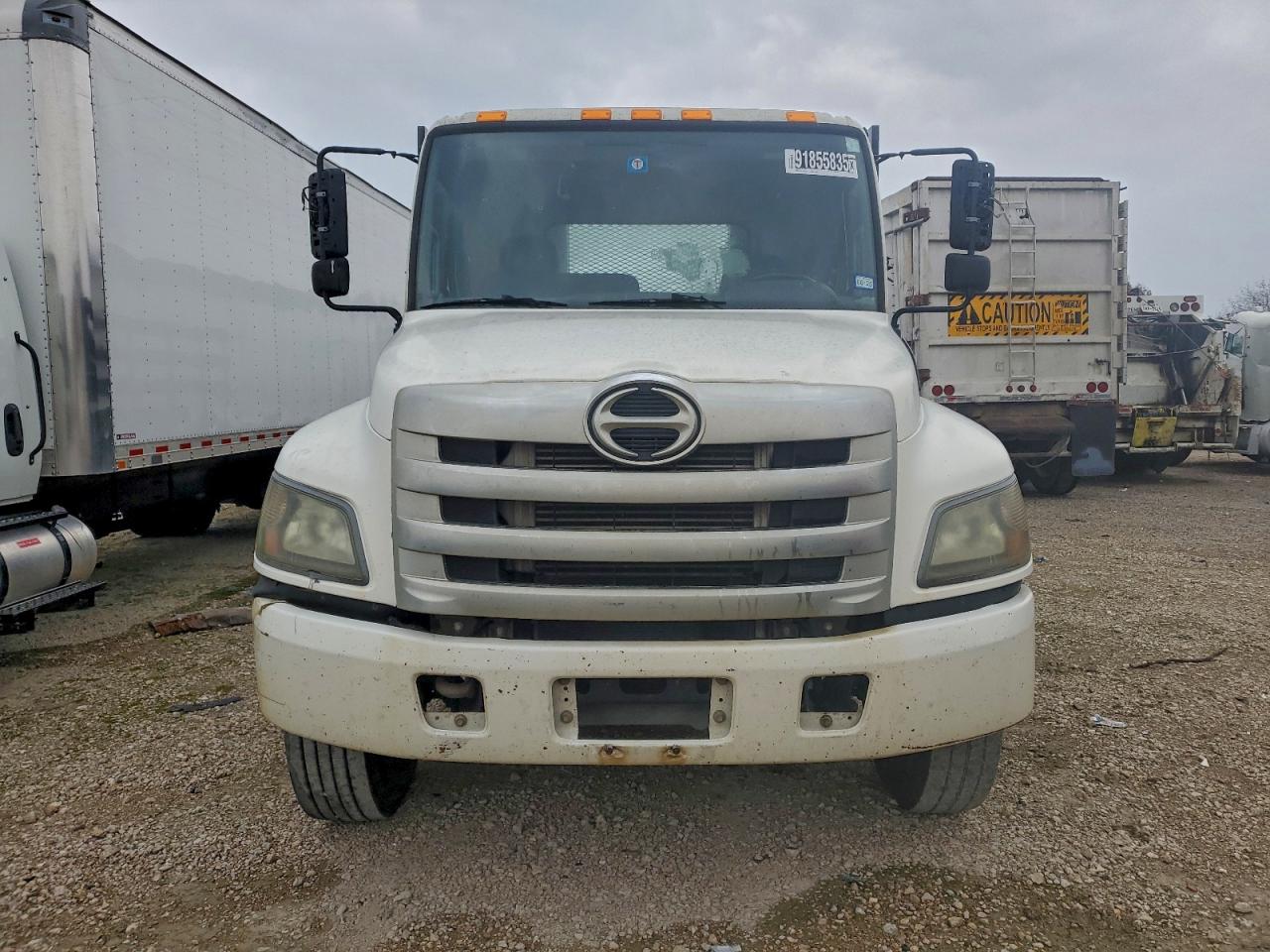 Lot #3305402303 2015 HINO 258/268