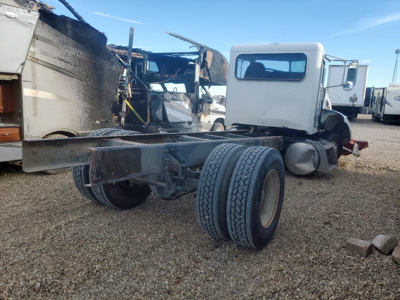 Lot #3318094399 2009 PETERBILT TRACTOR 335