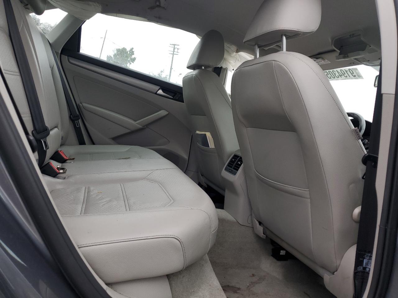 VOLKSWAGEN PASSAT SE