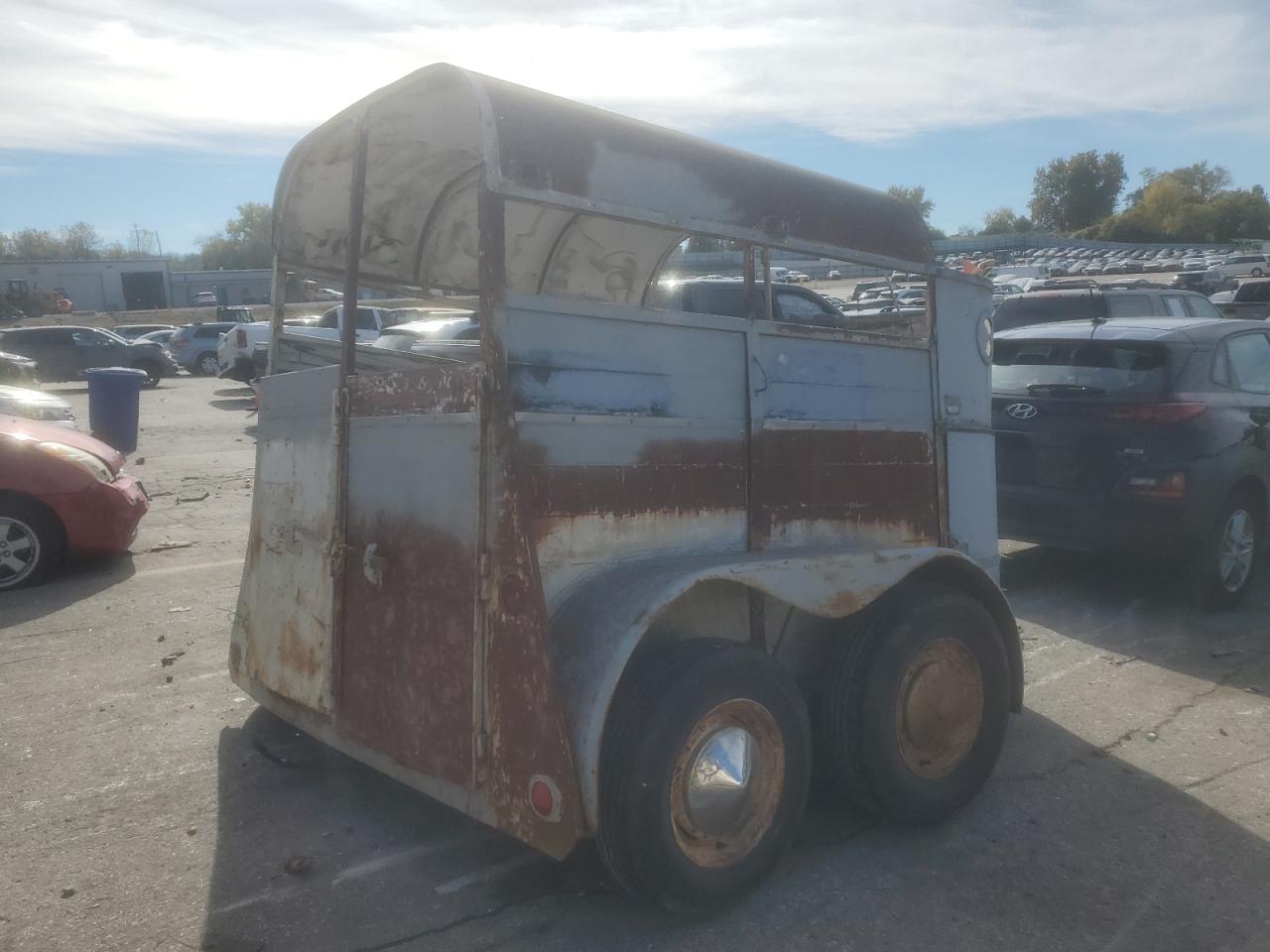 Lot #3302788920 1972 HMDE 2 HORSE LIVESTOCK TR