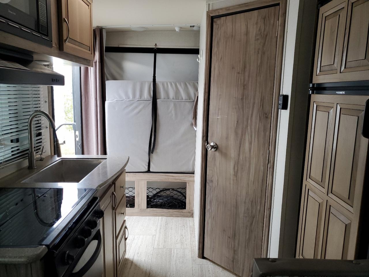 Lot #3297170865 2019 PALOMINO REAL-LITE