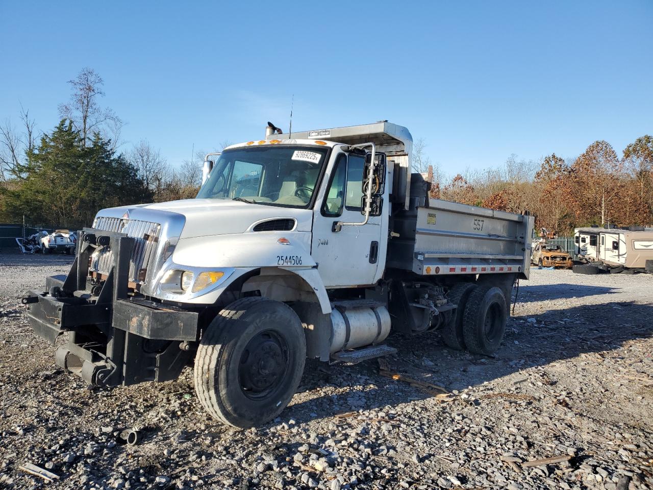 Lot #3287511996 2005 INTERNATIONAL 7000 7400