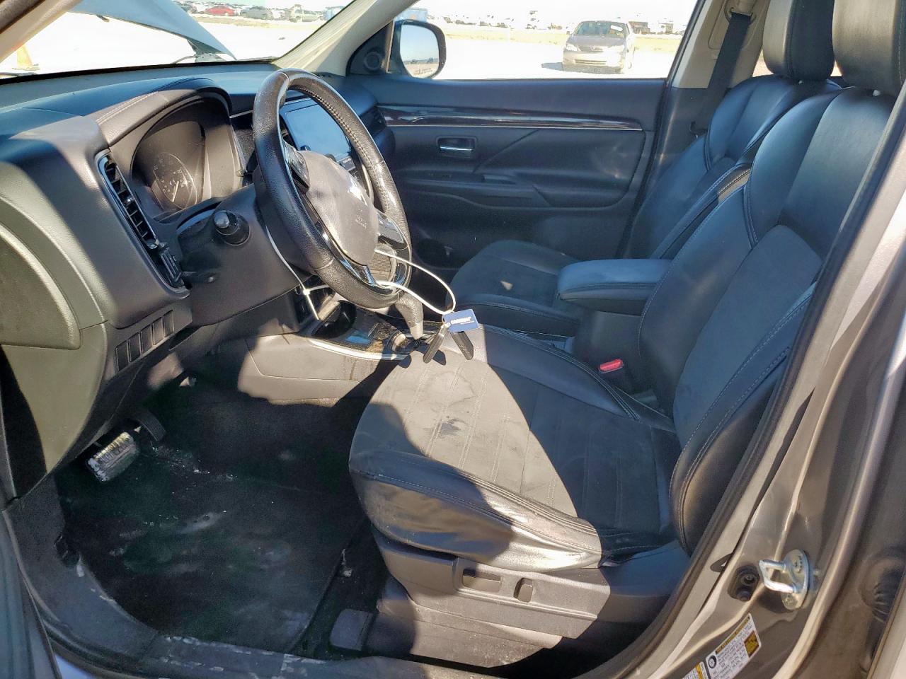 MITSUBISHI OUTLANDER SE