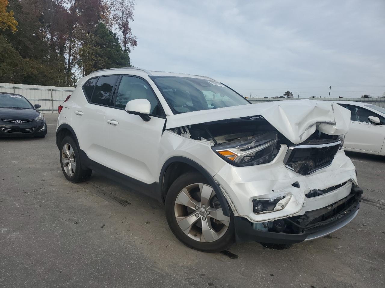 VOLVO XC40 T4 MOMENTUM