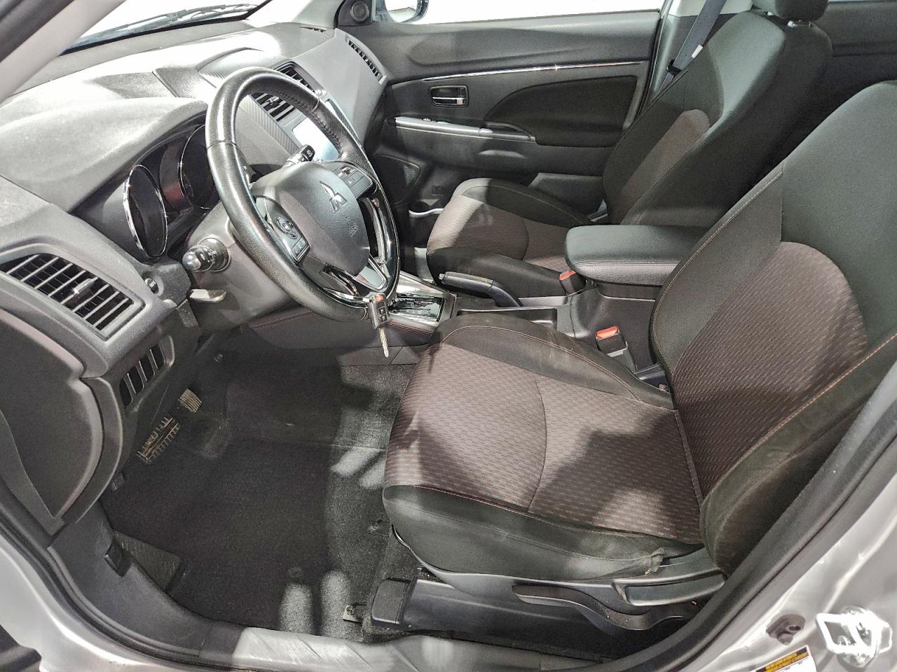 MITSUBISHI OUTLANDER SE