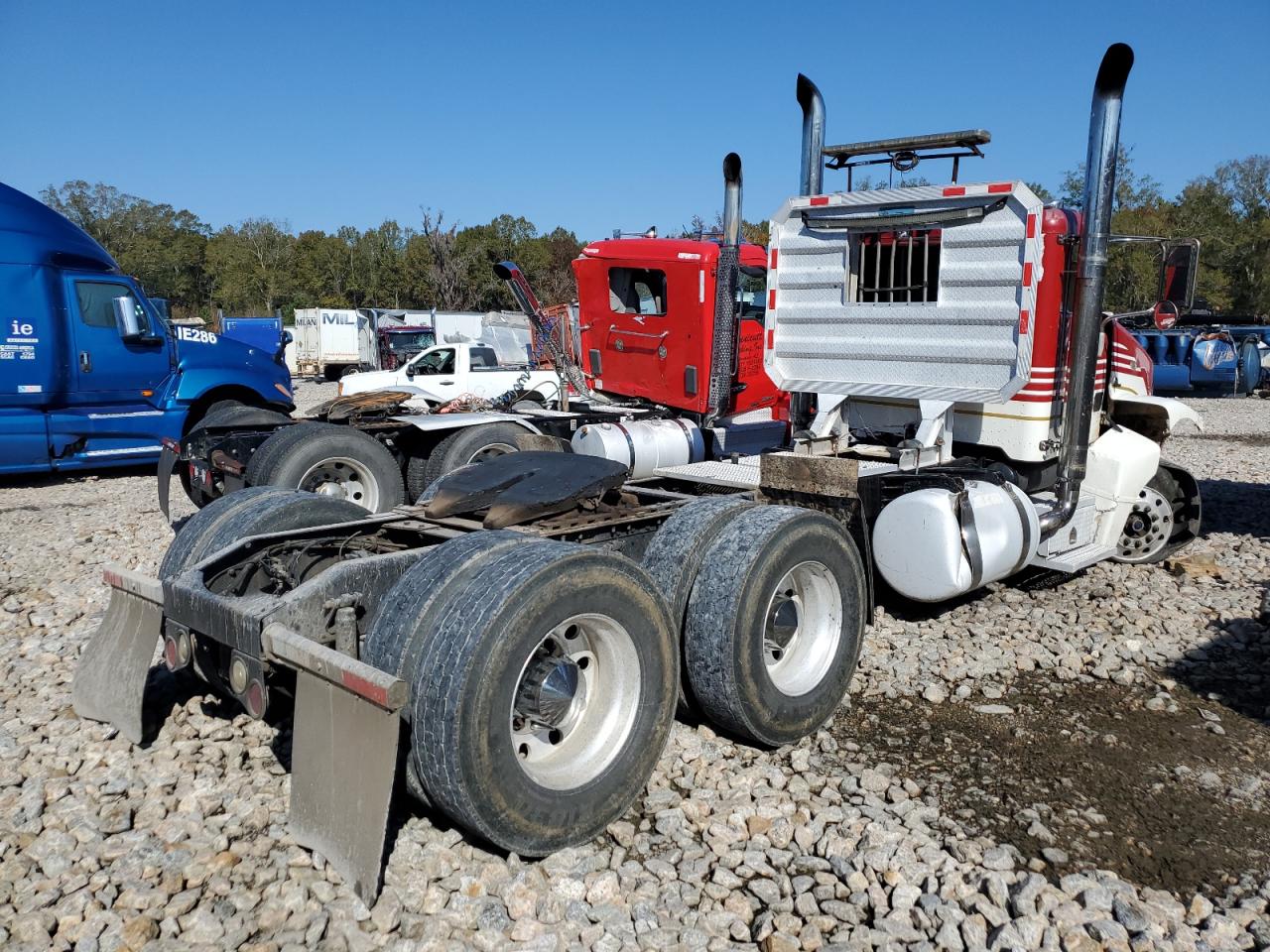 Lot #3302877892 2006 PETERBILT 385