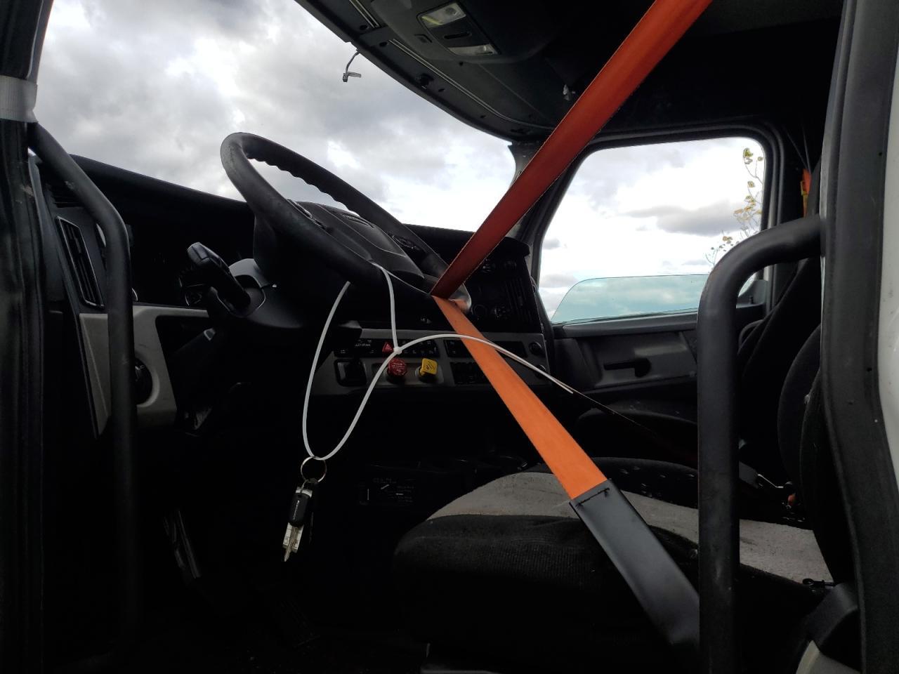 Lot #3283940831 2019 FREIGHTLINER CASCADIA 1