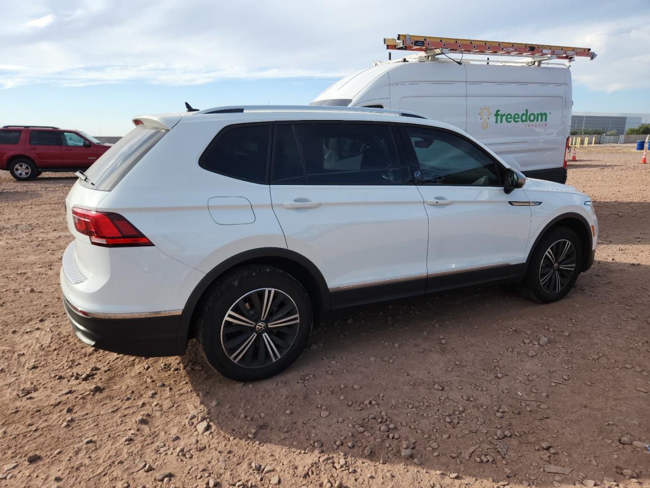 Lot #3309634074 2024 VOLKSWAGEN TIGUAN WOL