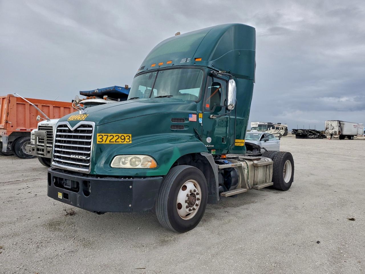 Lot #3302766342 2018 MACK CXU613