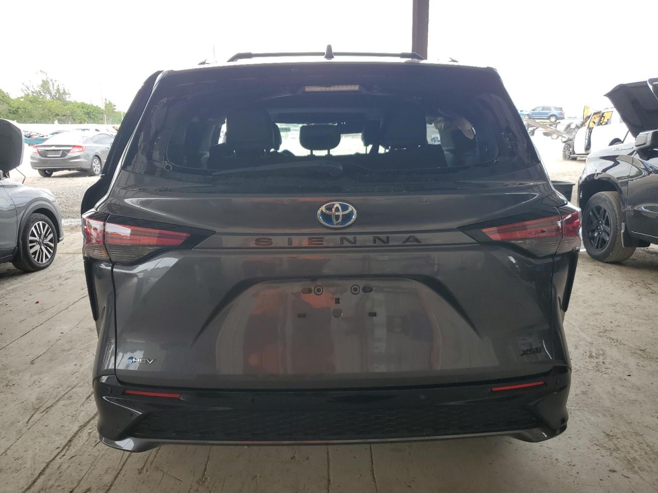 TOYOTA SIENNA XSE
