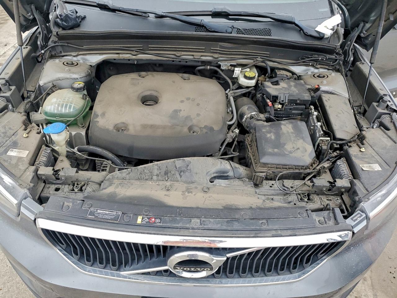 VOLVO XC40 T5 MOMENTUM