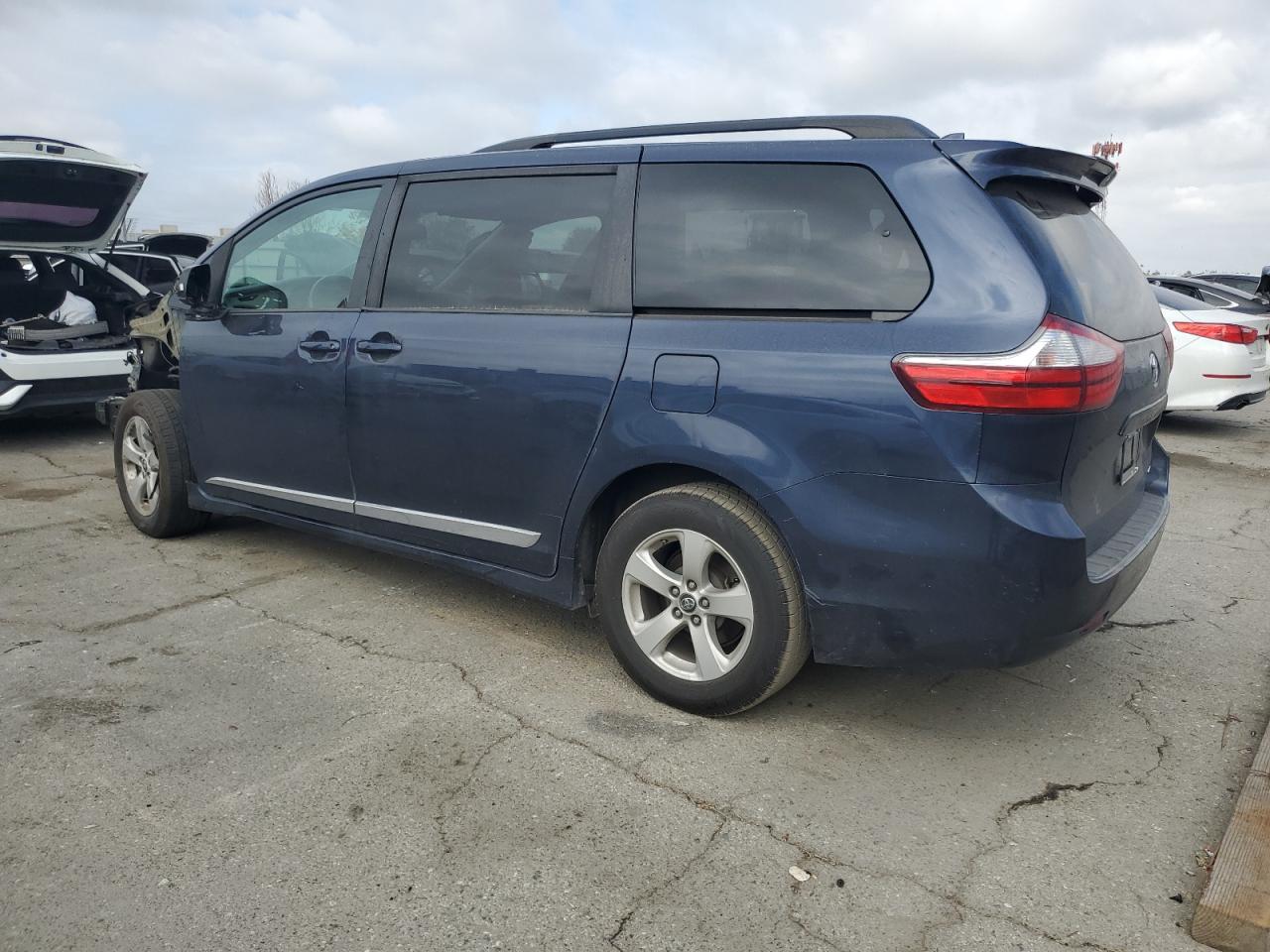Lot #3309487646 2018 TOYOTA SIENNA LE