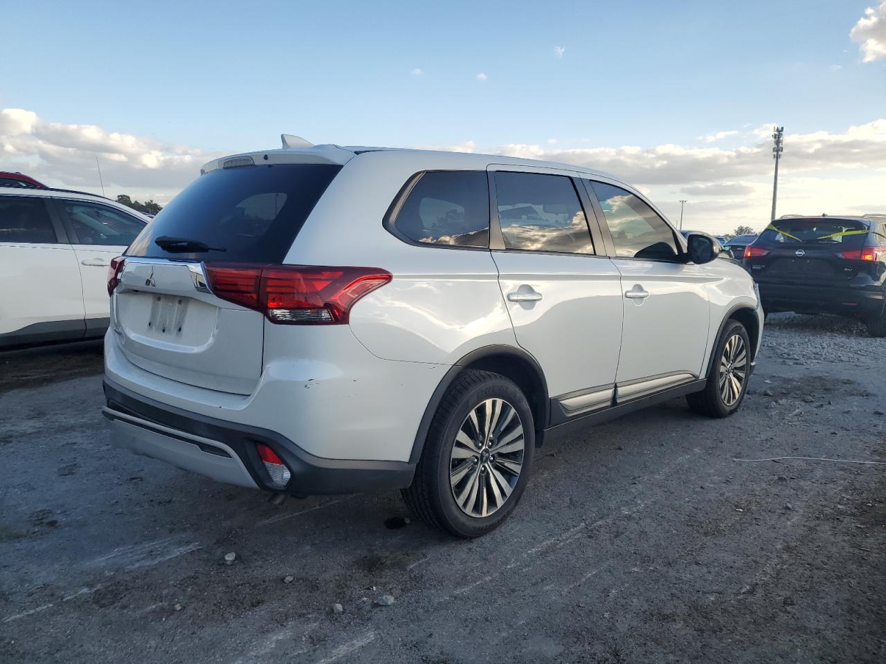 MITSUBISHI OUTLANDER ES