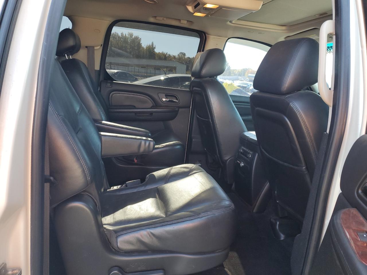 CADILLAC ESCALADE ESV LUXURY