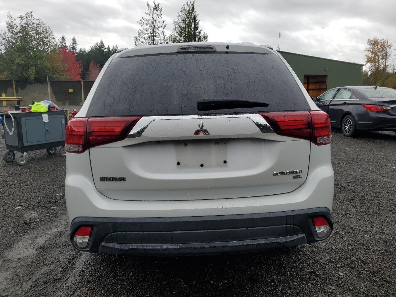 MITSUBISHI OUTLANDER SE