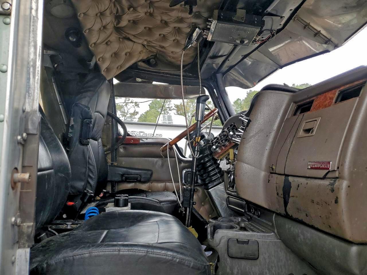 Lot #3302716008 2005 KENWORTH W900