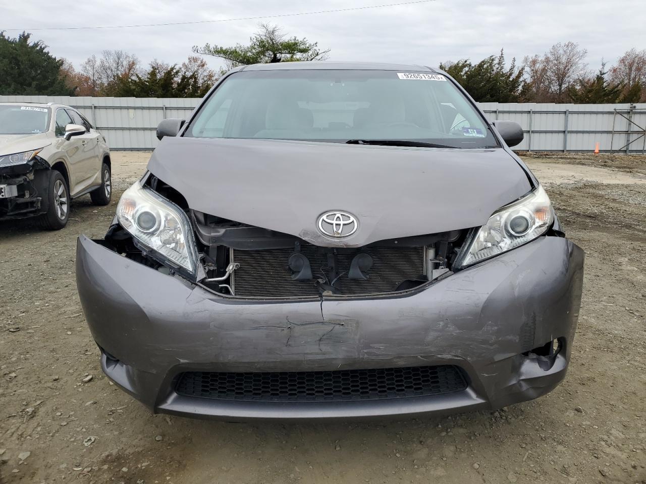 Lot #3287523020 2016 TOYOTA SIENNA LE