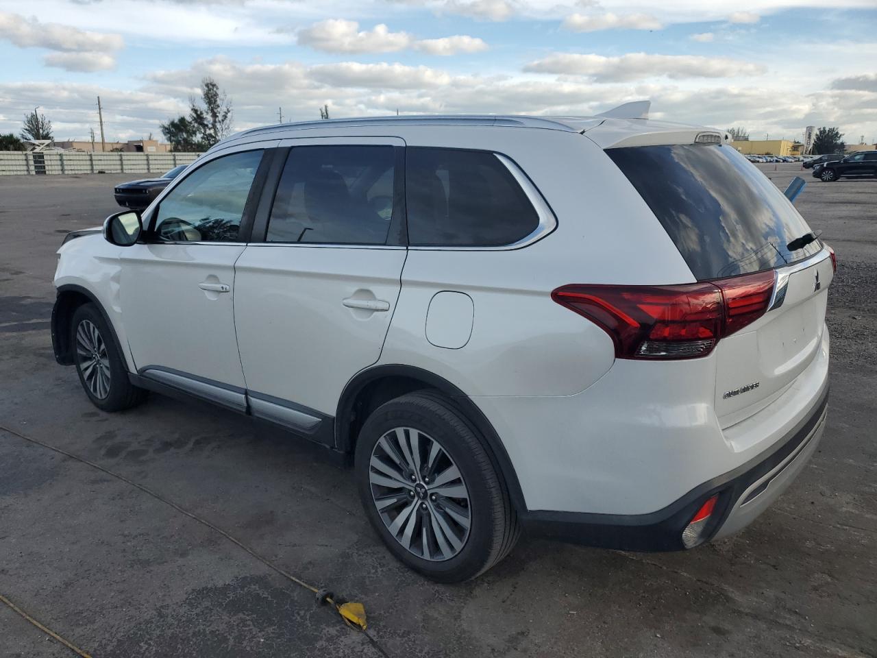 MITSUBISHI OUTLANDER SE