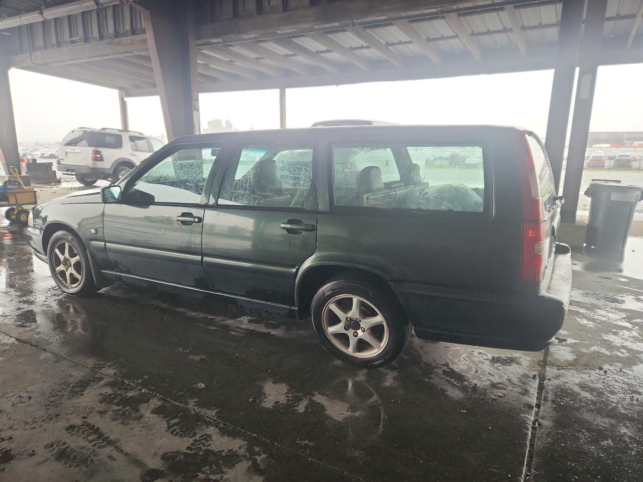 Lot #3298133139 2000 VOLVO V70 BASE